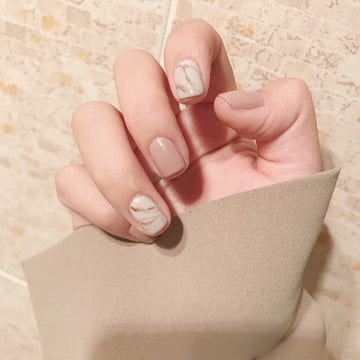 Simple August Nails Ideas | Light khaki smudge false nails