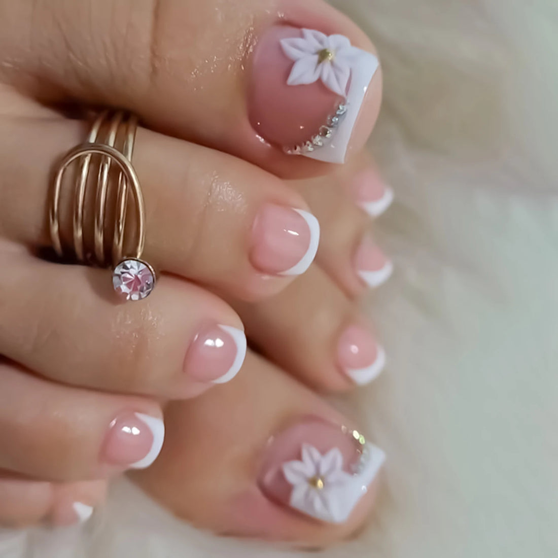 24pcs White Flower Toenails – French Style with Diamond Decor